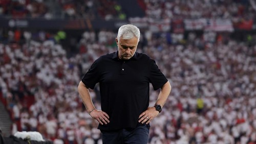 BUDAPEST, HUNGARY - MAY 31: Manager Jose Mourinho of AS Roma reacts during the UEFA Europa League 2022/23 final match between Sevilla FC and AS Roma at Puskas Arena on May 31, 2023 in Budapest, Hungary. (Photo by Gonzalo Arroyo - UEFA/UEFA via Getty Images)