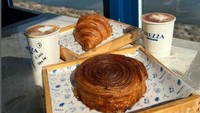 Racikan kopi yang nikmat dan pastrynya yang lezat semakin lengkap dengan pemandangan laut dari atas ketinggian. Brezza Aperitivo ini cocok untuk kamu yang ingin ngopi sambil bersantai. Foto: Instagram