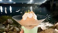 Kafe yang populer dengan racikan minumannya yang segar ini berada di tepi pantai PIK. Jika datang ke sini kamu juga bisa menyantap minuman langsung di tepi pantai. Foto: Instagram