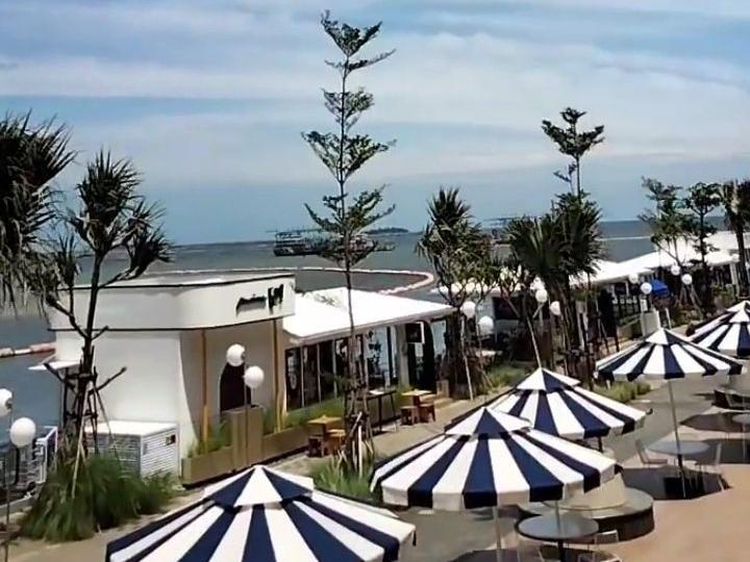 10 Kafe dan Restoran dengan Semilir Angin Pantai untuk Bersantai