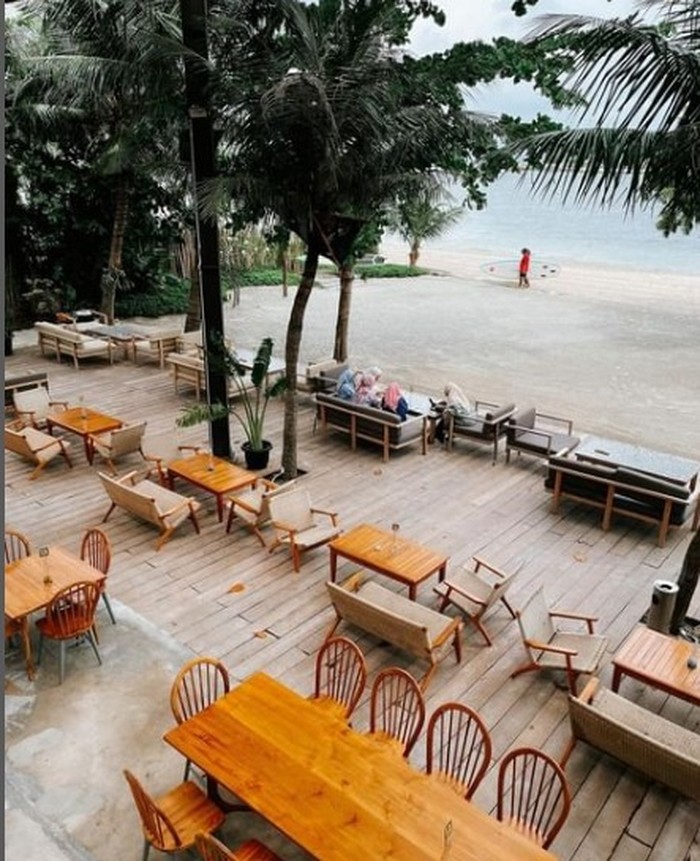 Kafe view laut 10 Kafe dan Restoran dengan Semilir Angin Pantai untuk Bersantai
