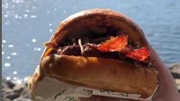 Burger yang sempat viral bernama Ask For Patty hadir di Cove. Di gerai yang satu ini pemandangan makan pengunjung ditemani dengan semilir angin laut yang sejuk. Foto: Instagram