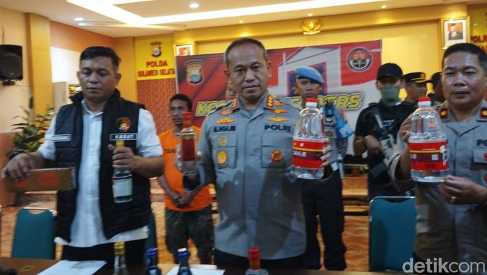 Kapolrestabes Makassar Kombes Mokhamad Ngajib saat rilis kasus miras ilegal.