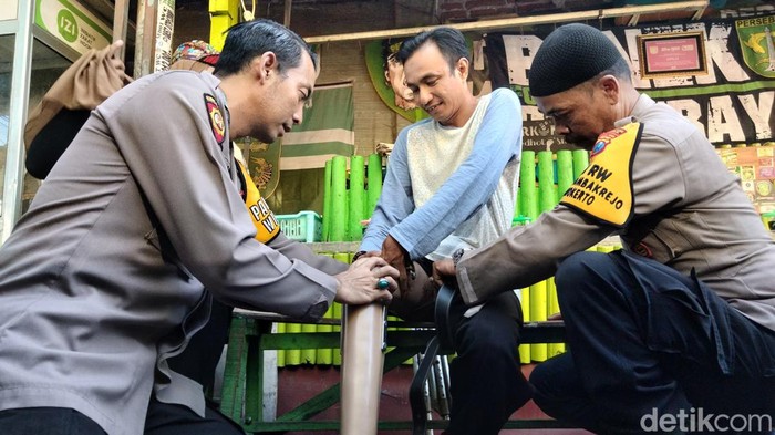 Peran Polisi RW di Surabaya begitu kompleks untuk membantu warga. Tidak hanya penyelesaian soal kriminalitas, urusan kemanusiaan juga menjadi perhatian mereka.