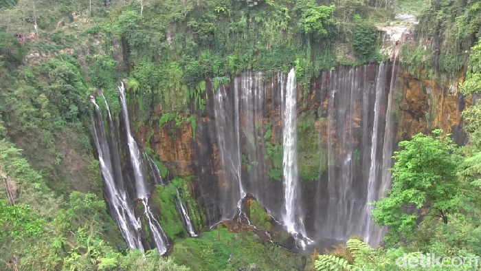 Keindahan air terjun Tumpak Sewu yang memanjakan mata