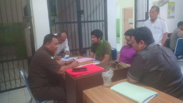 Kejari Medan saat menerima pelimpahan berkas perkara eks Ketua Demokrat Medan Perjuangan, Nazmi. (Foto: Dok. Kejari Medan)