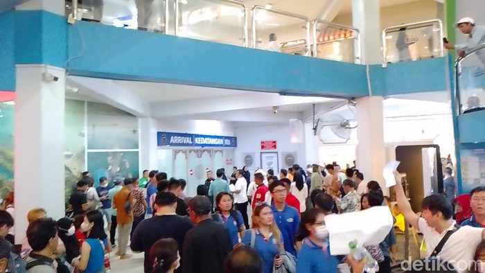 Kepadatan penumpang asal Singapura di terminal kedatangan Pelabuhan Internasional Batam Center, Batam pada Jumat (2/6/2023).