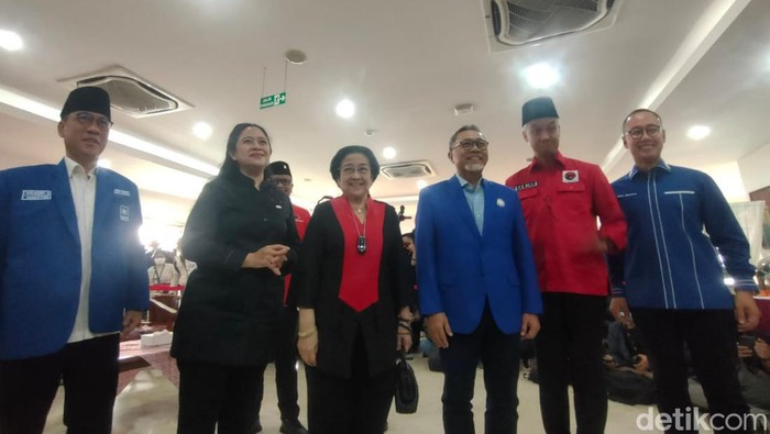 Ketum PAN Zulkifli Hasan dan rombongan sambangi markas PDIP dan disambut Megawati hingga Ganjar (Dwi R/detikcom)