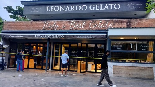Kondisi kafe Leonardo Gelato di Petitenget, Kuta Utara, Badung, Bali, tampak dipasangi garis polisi, Jumat (2/6/2023). (Foto Agus Eka/detikBali)