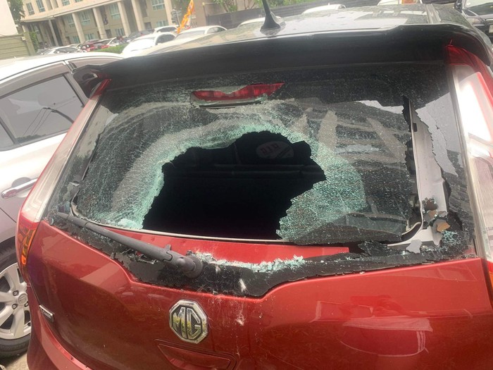Kucing jatuh hantam kaca belakang mobil sampai jebol