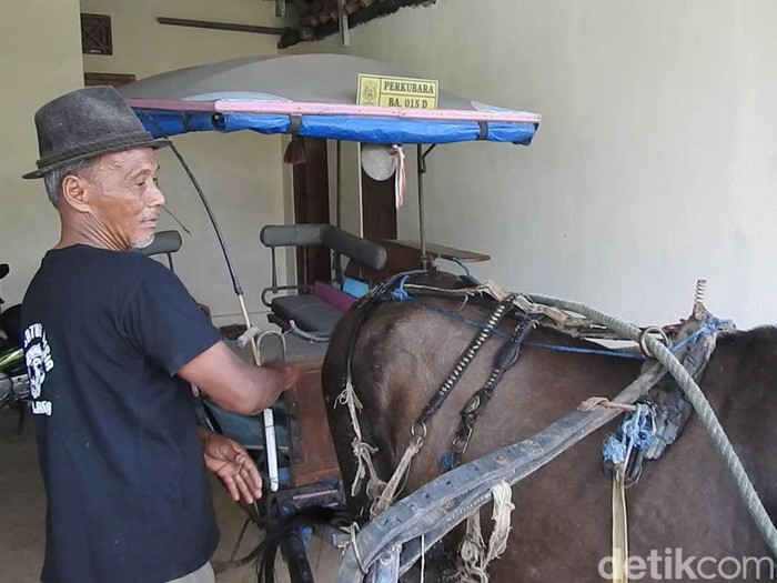 Kusir andong dari Kelurahan Sokanandi, Banjarnegara, yang akan berangkat haji bersama istrinya tahun ini, saat ditemui di rumahnya, Jumat (2/6/2023).