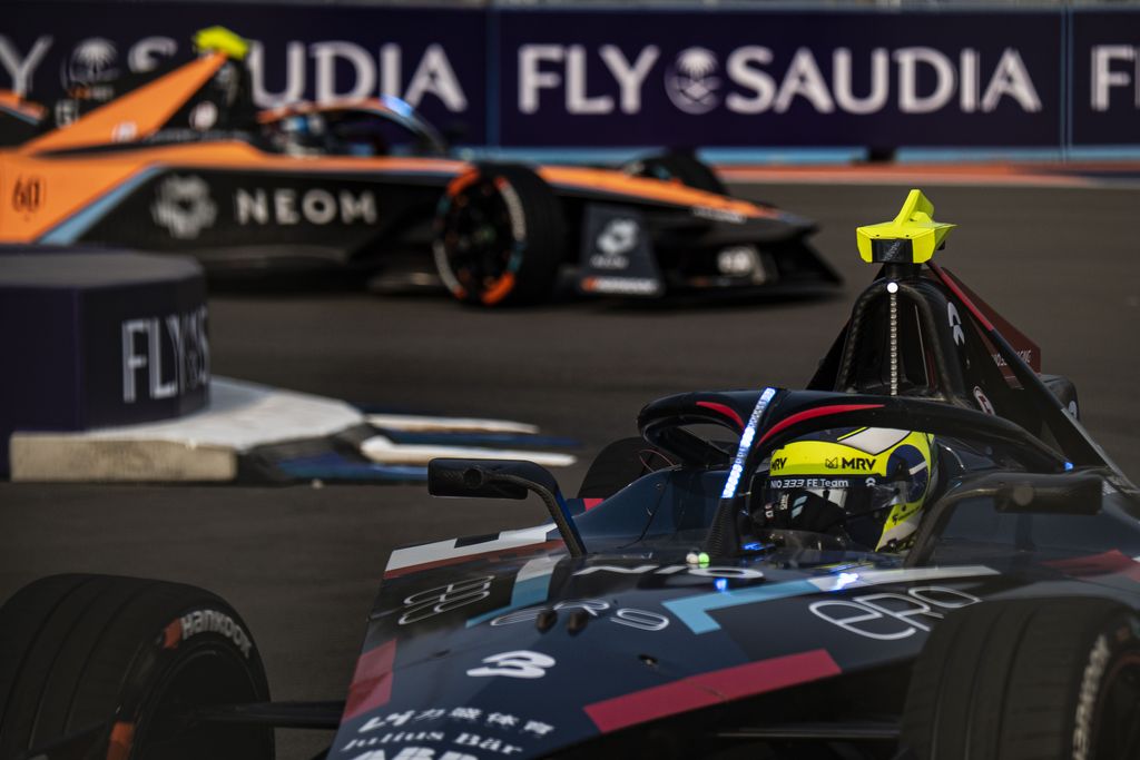 Pembalap Tag Heuer Porsche Formula E Team Antonio Felix Da Costa melaju dalam sesi latihan bebas pada balapan Formula E 2023 Jakarta di Jakarta International E-Prix Circuit (JIEC), Jakarta, Jumat (2/6/2023). ANTARA FOTO/Aprillio Akbar/nz