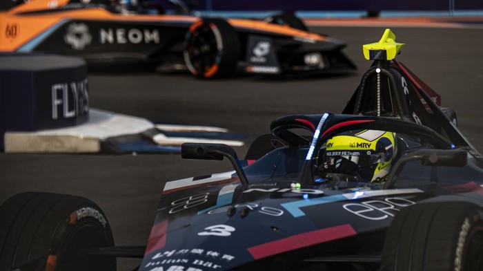 Pembalap Tag Heuer Porsche Formula E Team Antonio Felix Da Costa melaju dalam sesi latihan bebas pada balapan Formula E 2023 Jakarta di Jakarta International E-Prix Circuit (JIEC), Jakarta, Jumat (2/6/2023). ANTARA FOTO/Aprillio Akbar/nz