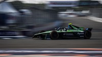 Pebalap Envision Racing Nick Cassidy melaju dalam sesi latihan bebas pada balapan Formula E 2023 Jakarta di Jakarta International E-Prix Circuit (JIEC). 