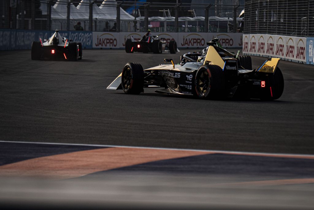 Pembalap Tag Heuer Porsche Formula E Team Antonio Felix Da Costa melaju dalam sesi latihan bebas pada balapan Formula E 2023 Jakarta di Jakarta International E-Prix Circuit (JIEC), Jakarta, Jumat (2/6/2023). ANTARA FOTO/Aprillio Akbar/nz