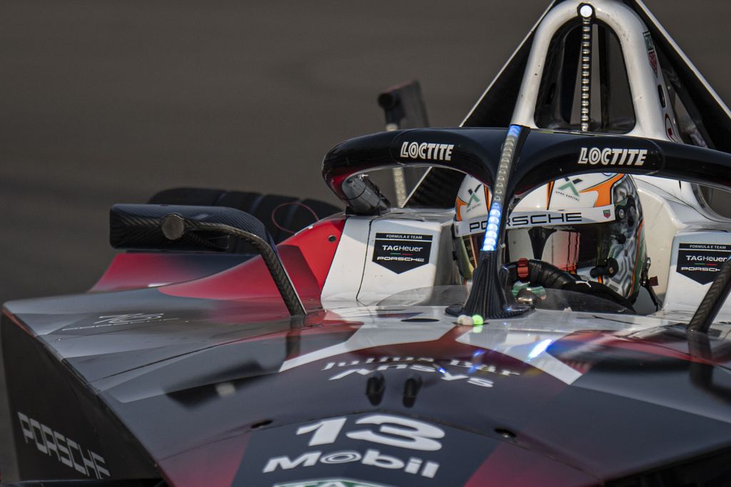 Pembalap Tag Heuer Porsche Formula E Team Antonio Felix Da Costa melaju dalam sesi latihan bebas pada balapan Formula E 2023 Jakarta di Jakarta International E-Prix Circuit (JIEC), Jakarta, Jumat (2/6/2023). ANTARA FOTO/Aprillio Akbar/nz