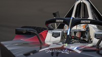 Pebalap Tag Heuer Porsche Formula E Team Antonio Felix Da Costa melaju dalam sesi latihan bebas pada balapan Formula E 2023 Jakarta. 