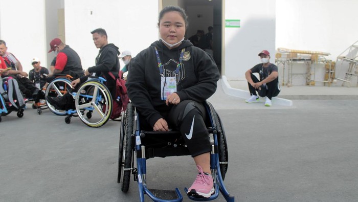 Lifter Indonesia Dwiska Afrilia Maharani menjadi pembawa bendera Merah-Putih pada upacara pembukaan ASEAN Para Games 2023. Kesempatan tersebut tak ia sia-siakan.