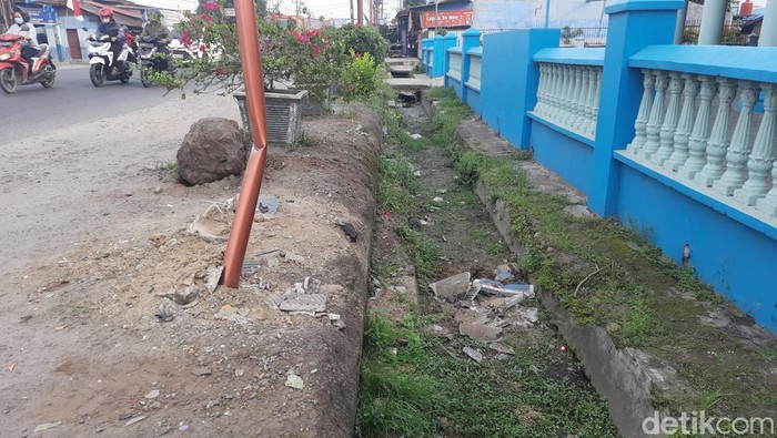 Lokasi korban masuk ke parit dan lampu jalan yang rusak akibat ditabrak angkot