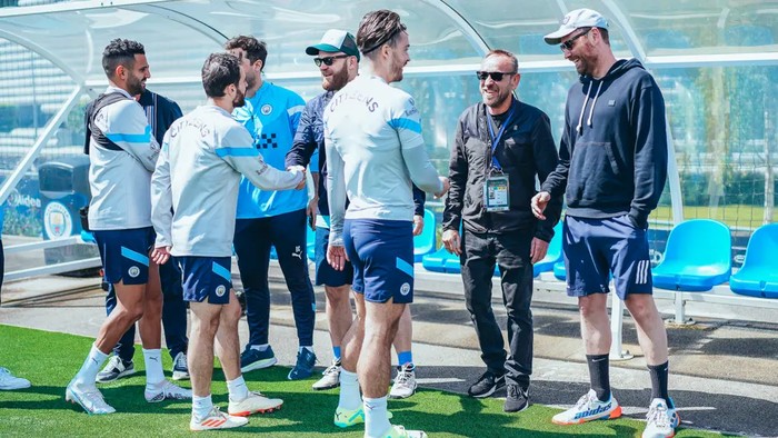 Manchester City Man City mengadakan latihan tim pada Kamis (1/6) jelang laga final Piala FA. The Sky Blues mendapat tamu spesial yakni band top asal Inggris, Coldplay. Jonny Buckland dan Will Champions beserta beberapa staf menemui skuad Man City di lapangan latihan. Keduanya bersalaman dengan Ilkay Guendogan cs.