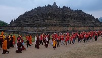 Sejumlah umat Buddha peserta doa bersama Nyingma Monlam melakukan pradaksina berjalan mengelilingi Candi Borobudur, Magelang, Jawa Tengah, Kamis (1/6/2023). Menyambut hari raya Tri Suci Waisak 2567 BE/ 2023 ratusan umat Buddha dari majelis umat Nyingma, Sangha Tantrayana menggelar doa untuk perdamaian, keharmonisan, keselarasan, kebahagiaan di Indonesia dan seluruh dunia. 