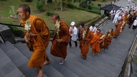 Tampak raut haru para bhante saat mereka berhasil menginjakan kaki di Candi Borobudur. (ANTARA FOTO/Anis Efizudin)