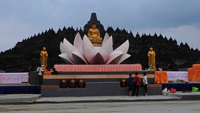 Melihat Persiapan Perayaan Waisak 2023 di Candi Borobudur Puncak perayaan Tri Suci Waisak 2567 BE/ 2023 akan digelar di kompleks Candi Borobudur, Magelang pada (4/6) mendatang 2023. Begini persiapannya.