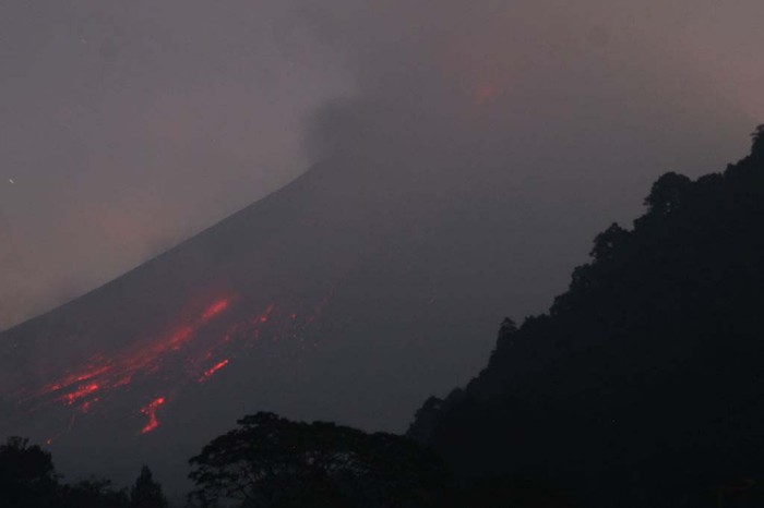Merapi Kembali Muntahkan Lava Pijar SLEMAN, INDONESIA - JUNE 02: Merapi mountain spews lava as it erupts several times, is seen from Turgo village, Sleman district in Yogyakarta, Indonesia on June 02, 2023. (Photo by Magnus Hendratmo/Anadolu Agency via Getty Images)