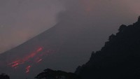 Gunung Merapi teramati mengeluarkan guguran lava pijar sebanyak 30 kali dan 1 kali guguran lava ke arah barat daya ( Kali Bebeng ) dengan jarak luncur maksimal 1.700 meter. 