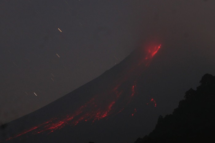 Merapi Kembali Muntahkan Lava Pijar SLEMAN, INDONESIA - JUNE 02: Merapi mountain spews lava as it erupts several times, is seen from Turgo village, Sleman district in Yogyakarta, Indonesia on June 02, 2023. (Photo by Magnus Hendratmo/Anadolu Agency via Getty Images)