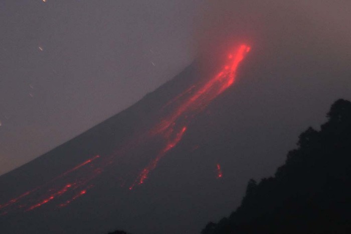 Merapi Kembali Muntahkan Lava Pijar SLEMAN, INDONESIA - JUNE 02: Merapi mountain spews lava as it erupts several times, is seen from Turgo village, Sleman district in Yogyakarta, Indonesia on June 02, 2023. (Photo by Magnus Hendratmo/Anadolu Agency via Getty Images)