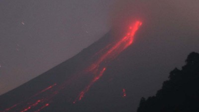 Merapi Kembali Muntahkan Lava Pijar
