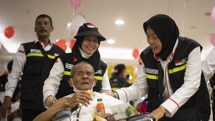 Petugas membantu jemaah calon haji kloter SOC 01 dengan menggunakan kursi roda setibanya di Hotel kawasan Mekah, Arab Saudi, Kamis (1/6/2023). Sebanyak 1897 jemaah yang terbagi dalam lima kloter tiba perdana di Mekah usai menjalankan ibadah sunah Arbain di Madinah. ANTARA FOTO/Wahyu Putro A/hp..