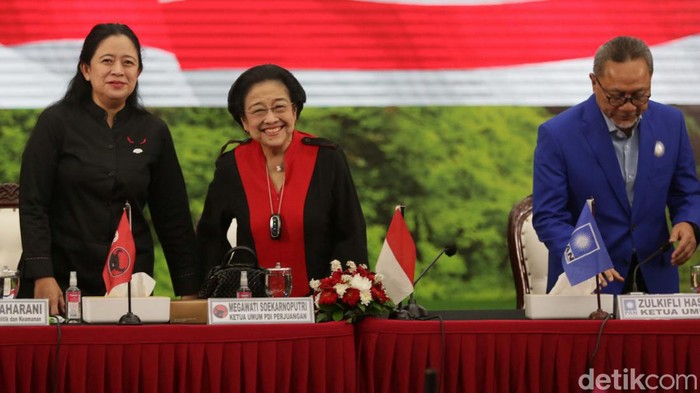 Ketum PAN Zulkifli Hasan (Zulhas) mendatangi kantor DPP PDIP. Zulhas bertemu Ketum PDIP Megawati Soekarnoputri hingga Gubernur Jawa Tengah Ganjar Pranowo.