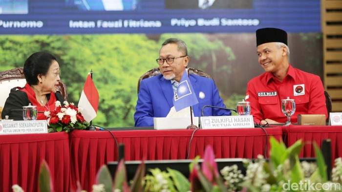Ketum PAN Zulkifli Hasan (Zulhas) mendatangi kantor DPP PDIP. Zulhas bertemu Ketum PDIP Megawati Soekarnoputri hingga Gubernur Jawa Tengah Ganjar Pranowo.