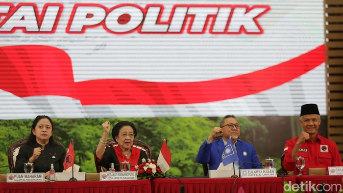 Ketum PAN Zulkifli Hasan (Zulhas) mendatangi kantor DPP PDIP. Zulhas bertemu Ketum PDIP Megawati Soekarnoputri hingga Gubernur Jawa Tengah Ganjar Pranowo.