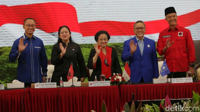 Ketum PAN Zulkifli Hasan (Zulhas) mendatangi kantor DPP PDIP. Zulhas bertemu Ketum PDIP Megawati Soekarnoputri hingga Gubernur Jawa Tengah Ganjar Pranowo.