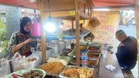 Penampilannya benar-benar mirip angkringan nasi kucing. Berupa gerobak dengan berbagai penyajian lauk-pauk. Meja makan yang menyambung pada gerobak dan bangku kayu panjang. Foto: detikcom/Riska Fitria