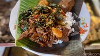 Saking terjangkaunya nasi gudeg di sini, sampai-sampai banyak pekerja di sekitaran warung yang selalu mengandalkan warung ini untuk makan siang dan makan malam. Foto: detikcom/Riska Fitria