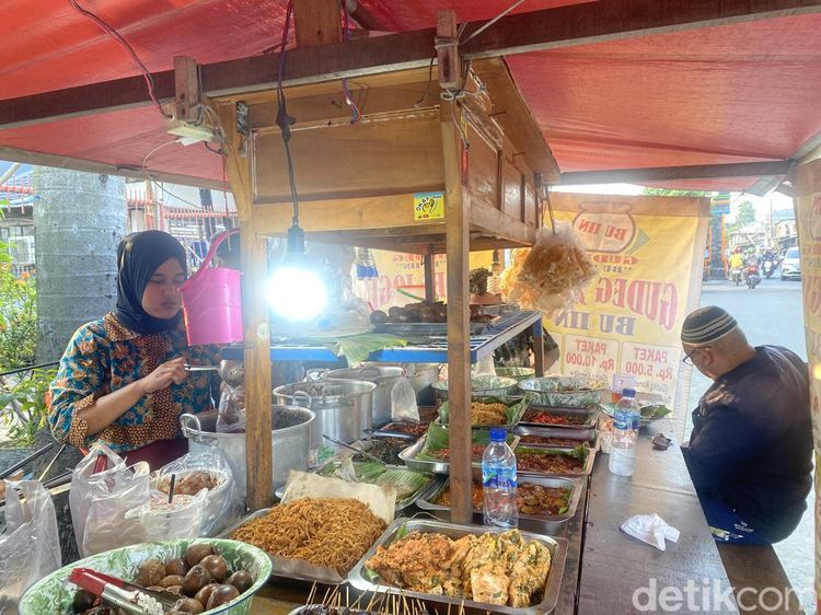 Cukup Bayar Rp 5 Ribu Bisa Kenyang Makan Seporsi Gudeg Gaya Solo