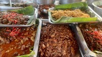 Seporsi gudeg di sini dilengkapi dengan kondimen utama berupa krecek. Kemudian, pengunjung bebas memilih aneka jenis lauk yang tersedia dalam 30 pilihan. Foto: detikcom/Riska Fitria