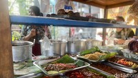 Sesuai namanya, warung gudeg ini merupakan milik Iin yang berasal dari Solo. Meskipun menawarkan gudeg gaya Solo, tetapi warung ini menggunakan kata Jogja untuk mempopulerkan saja. Foto: detikcom/Riska Fitria