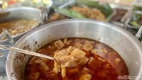 Salah satu keunikan gudeg gaya Solo adalah gudegnya disajikan dengan bubur. Warung Gudeg Bu Iin ini pun menawarkan menu tersebut. Sayangnya itu hanya ditawarkan di pagi hari. Foto: detikcom/Riska Fitria