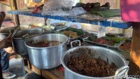 Yang unik dari Nasi Gudeg Bu Iin ini adalah warungnya bergaya angkringan. Umumnya, warung angkringan identik dengan nasi kucing dan wedangan yang menghangatkan tubuh. Foto: detikcom/Riska Fitria