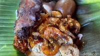 Warung nasi gudeg ini menawarkan harga yang ramah di kantong. Dengan merogoh kocek senilai Rp 5.000 kamu sudah bisa mendapatkan seporsi gudeg dan lauk. Foto: detikcom/Riska Fitria