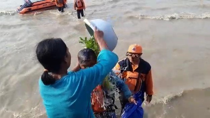 Nelayan di Tuban yang hilang ditemukan selamat disiram dengan air kembang setaman