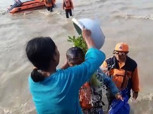 4 Nelayan di Tuban Hilang Ditemukan Selamat Lalu Disiram Kembang Setaman