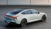 Mobil bergaya sedan sporty ini hadir dengan konfigurasi motor listrik ganda dan membuatnya menjadi all-wheel drive. Diklaim tenaga yang dapat dihasilkan mobil ini tembus 462 PS dan torsi 620 Nm. Foto: dok. Neta