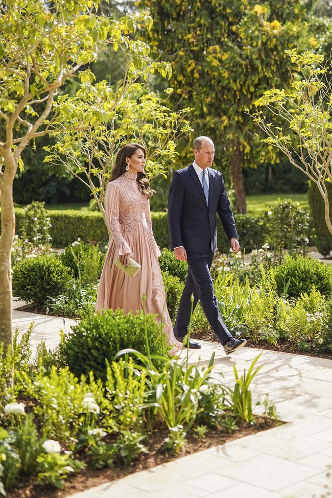 Princess of Wales Kate Middleton tampil cantik dengan gaun dusty rose rancangan Elie Saab. Gaun tampil istimewa dengan detail bordir dan jalinan kepang motif sulur. Foto: Dok. Royal Hashemite Court