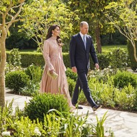 Princess of Wales Kate Middleton tampil cantik dengan gaun dusty rose rancangan Elie Saab. Gaun tampil istimewa dengan detail bordir dan jalinan kepang motif sulur. Foto: Dok. Royal Hashemite Court